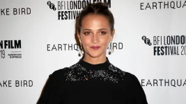 terens-uinter-i-alisia-vikander-nacali-rabotu-nad-antologiej-v-slucae-ubijstva-nabirajte-m.webp