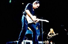 stiven-van-zandt-vernulsa-k-e-street-band-v-koncertnom-fil-me-hbo.jpg