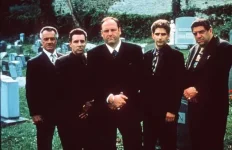aktery-rasskazali-o-proissestviah-na-s-emkah-klana-soprano.webp